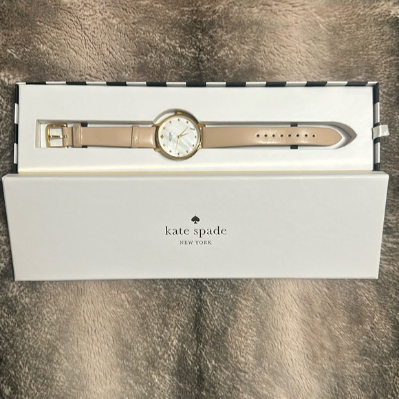 Kate Spade watch needs batteries - Picture 1 of 7